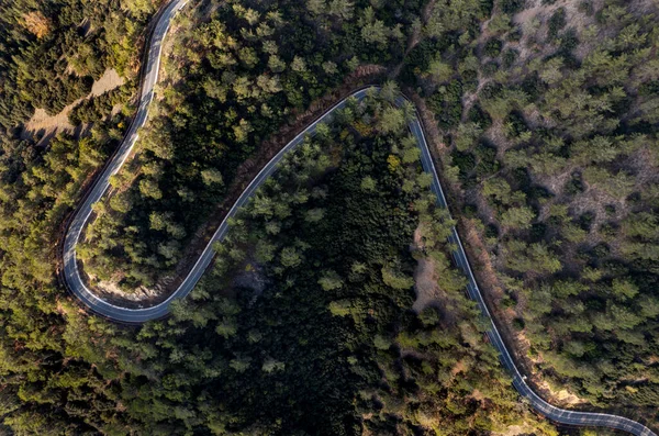 山の湾曲した道路のドローン航空機 冒険と森の中で挑戦的な道路の旅 キプロスの山 — ストック写真