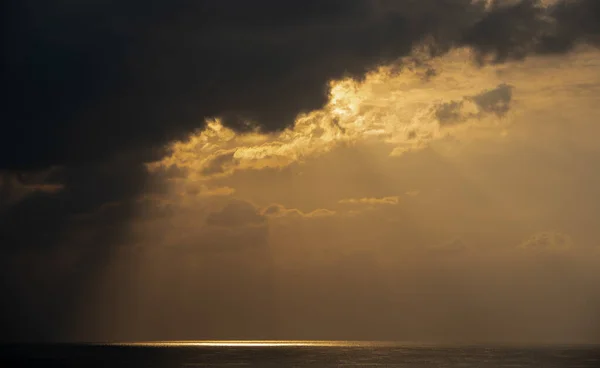 太阳升起在海面上 乌云密布 呈橙色 早上的海景 海洋中的太阳光 — 图库照片