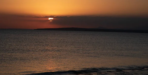 Wschód Słońca Morzu Burzliwymi Chmurami Pomarańczowym Kolorem Przylądek Zachodzie Słońca — Zdjęcie stockowe
