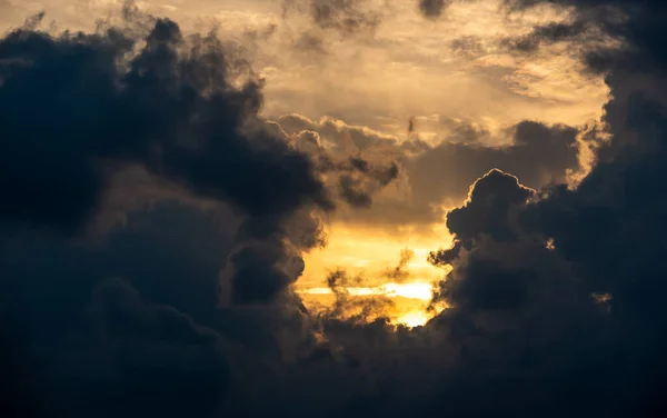 Słońce Ciemnymi Chmurami Dramatyczny Ryż Zimie Sztormowe Czarne Chmury — Zdjęcie stockowe