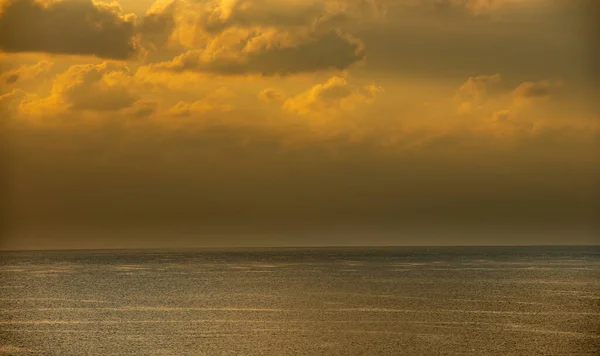 太阳升起在大海中 乌云密布 呈橙色 早上的海景 海洋中的太阳光 — 图库照片