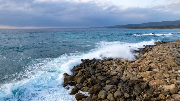 Morze Krajobraz Plaża Wietrzne Fale Uderzające Plaży Bariera Morska Strzał — Zdjęcie stockowe
