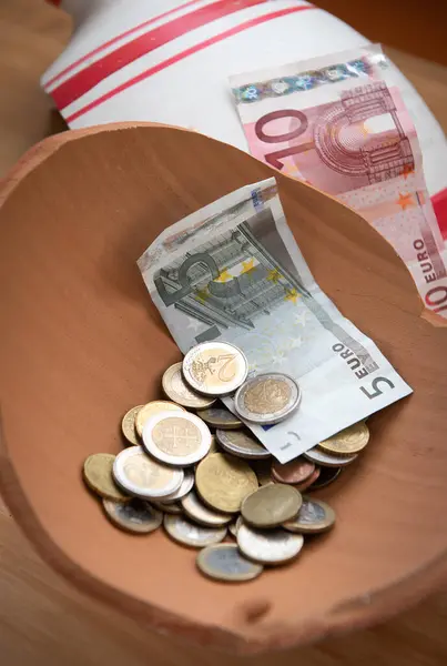 Kaputte Spardose Mit Euro Münzen Und Banknoten Finanzinvestitionen Inland — Stockfoto