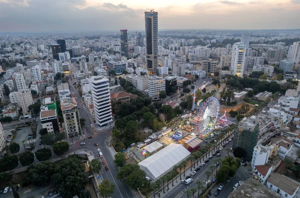 キュプロスのニコシアの首都の空中ドローン写真 クリスマスの遊園地 — ストック写真