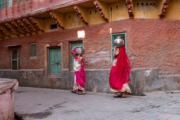 Jodhpur Índia Março 2017 Mulheres Indianas Carregando Potes Água Suas — Fotografia de Stock