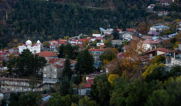 秋天在塞浦路斯特罗多斯山区的山村Pedoulas 农村社区 — 图库照片