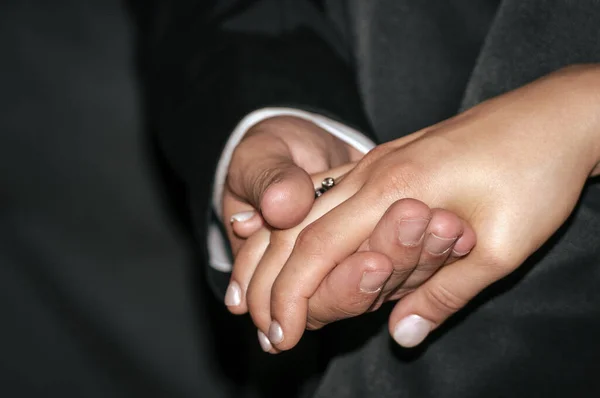 Małżeństwo Trzymające Się Ręce Okazujące Wiarę Miłość Pan Młody Duma — Zdjęcie stockowe
