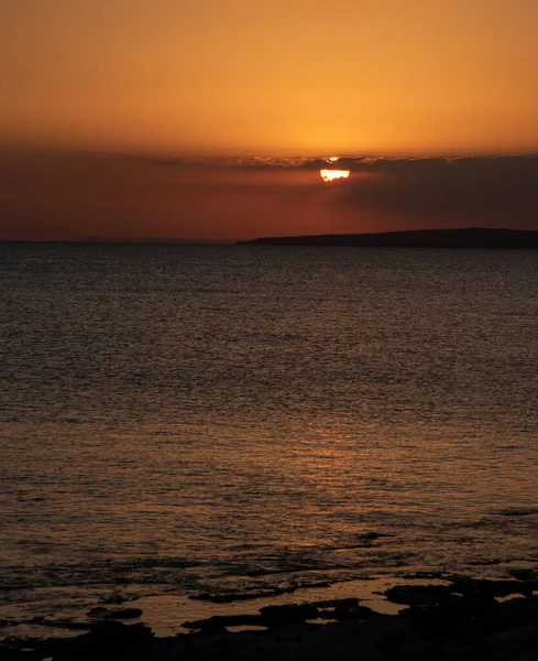Dramatyczny Zachód Słońca Oceanie Pomarańczowe Zachmurzone Niebo Jasne Pomarańczowe Kolory — Zdjęcie stockowe