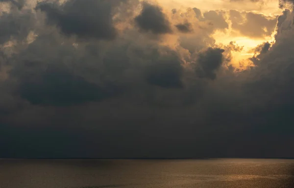 太阳升起在海面上 乌云密布 呈橙色 早上的海景 大海中明亮的阳光 — 图库照片