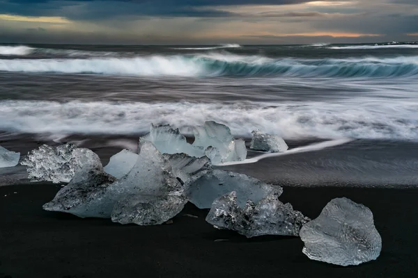 Jéghegyek Vatnajokull Gleccsertől Beugranak Jokulsarlon Tóba Majd Izlandi Jégpartra Globális — Stock Fotó