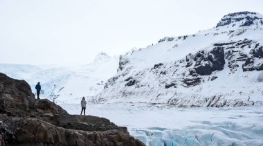 Tanınmayan turistler Vantajokull Buzulu Skaftafell Ulusal Parkı 'na bakıyor. İzlanda Avrupa