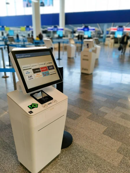 ヘルシンキ ヴァンター フィンランド 2022年9月24日 国際空港の航空会社の搭乗券の自動サービスチェック — ストック写真
