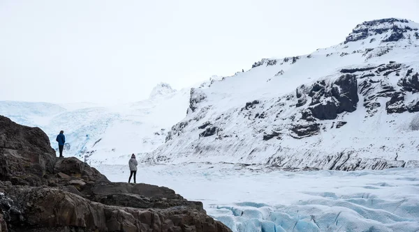 Personas Turísticas Reconocidas Mirando Parque Nacional Vantajokull Glaciar Skaftafell Islandia —  Fotos de Stock