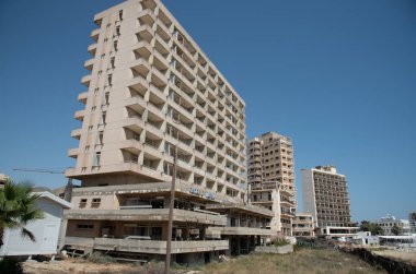 Terk edilmiş ve Kuzey Kıbrıs, Famagusta 'daki Varosha hayalet kasabasındaki otelleri yıkmaya hazır.