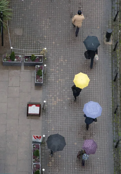 Sekelompok Orang Tak Dikenal Dengan Payung Berjalan Tengah Hujan Jam — Stok Foto