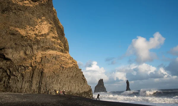 Nierozpoznane Osoby Zwiedzające Plażę Reynisfjara Vik Mydral Południu Islandii Ocean — Zdjęcie stockowe