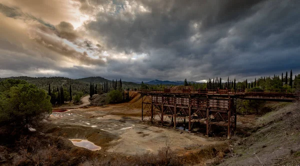 Opuštěný Měděný Důl Červenou Toxickou Vodou Dramatickou Bouřmou Zamračená Obloha — Stock fotografie