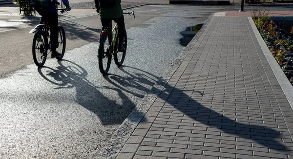 Силуэт Непризнанных Людей Катающихся Велосипеде Открытым Небом Утром Люди Занимаются — стоковое фото