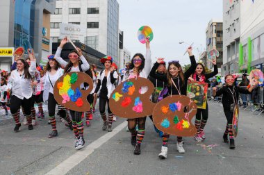 Limasol, cythe 22 Şubat 2015: Renkli kostümlü takımlarda mutlu insanlar Kiril 'deki ünlü limasol karnaval geçidinde geçit yapıyorlar