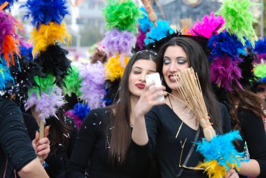 limasol, cythe 22 Şubat 2015: Kıbrıs Rum Kesimi 'nde limasol karnaval geçidinde selfie çeken mutlu genç kadınlar