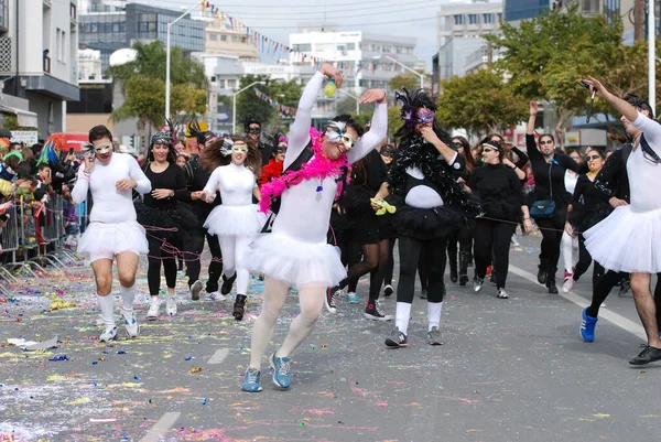 Лютого 2015 Щасливі Люди Команді Одягнені Барвисті Костюми Танцюють Парадують — стокове фото