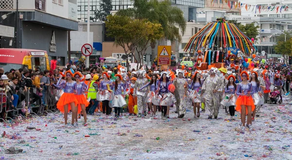 Limassol Chipre Febrero Gente Con Disfraces Coloridos Desfilando Por Las — Foto de Stock