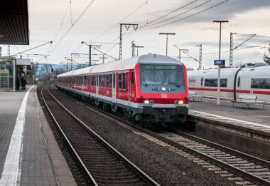 Frankfurt, Almanya 15 Ocak 2015: Frankfurt Almanya 'daki bir tren istasyonunda yolcu taşımacılığı