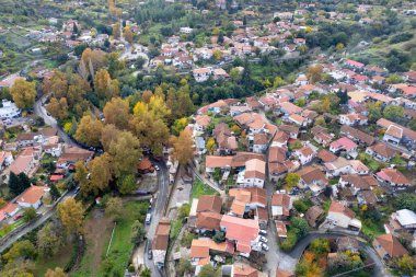 Sonbaharda Kampos dağ köyünün insansız hava aracı manzarası. Troodos cyEurope