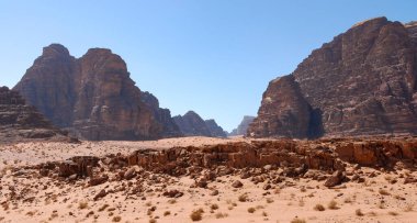 Wadi Rum çölünün kayalık oluşumu ve kumları mavi gökyüzüne karşı. Ürdün Orta Doğu Asya