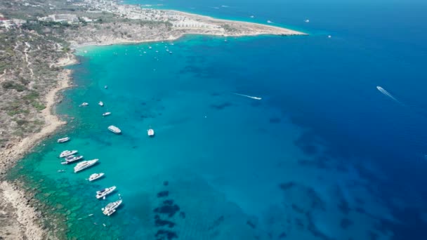 Drone Aéreo Yates Lujo Amarrados Mar Azul Profundo Vacaciones Verano — Vídeo de stock