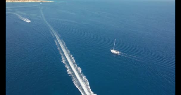 Hız Teknesi Yatın Insansız Hava Aracı Yüksek Hızda Derin Mavi — Stok video
