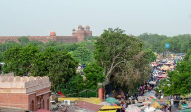 Yeni Delhi, Hindistan, 4 Ağustos 2018: Meena çarşısı Red Fort New Delhi yakınlarında alışveriş yapan Hintli insanlarla dolu.