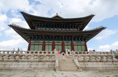 Seul, Güney Kore, 16 Ağustos 2019: Seul Güney Kore Asya 'daki Joseon hanedanının tarihi Geyongbokung veya Gyeongbok kraliyet sarayı girişi