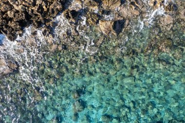 Şeffaf turkuaz suyu olan kayalık deniz kıyısının insansız hava aracı. Deniz manzaralı, Protaras Kıbrıs