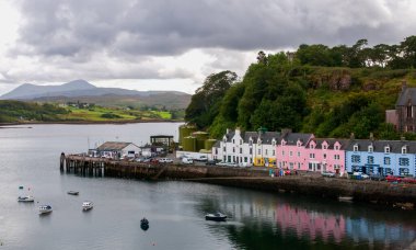 Portree kasabasındaki renkli evler, Skye Adası 'nın başkenti. İskoçya İskoçya İngiltere.