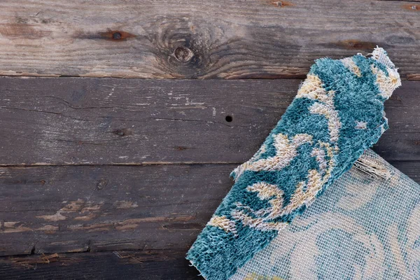 木制表面生锈的蓝色地毯 — 图库照片
