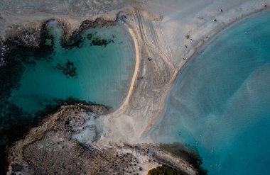 Kışın boş kumsalın sahil şeridine insansız hava aracı görüntüsü. Yaz tatili. Nissi plaj körfezi Ayia Napa, Kıbrıs
