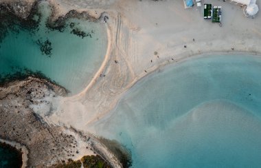 Kışın boş kumsalın sahil şeridine insansız hava aracı görüntüsü. Yaz tatili. Nissi plaj körfezi Ayia Napa, Kıbrıs