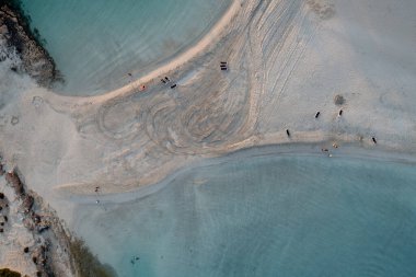 Kışın boş kumsalın sahil şeridine insansız hava aracı görüntüsü. Yaz tatili. Nissi plaj körfezi Ayia Napa, Kıbrıs