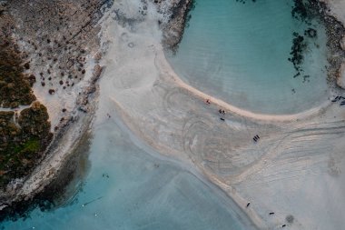 Kışın boş kumsalın sahil şeridine insansız hava aracı görüntüsü. Yaz tatili. Nissi plaj körfezi Ayia Napa, Kıbrıs