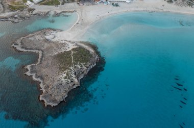 Kışın boş kumsalın sahil şeridine insansız hava aracı görüntüsü. Yaz tatili. Nissi plaj körfezi Ayia Napa, Kıbrıs