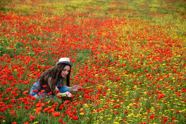 Young Woman Laying Daisy Poppy Field Smiling Spring — Fotografia de Stock