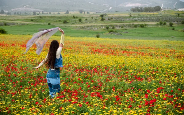Çekici Genç Kadın Gelincik Çiçekli Bahar Tarlasında Mutlu Kıbrıs Baharı — Stok fotoğraf