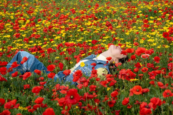Young Woman Laying Daisy Poppy Field Smiling Spring — Stock Photo, Image