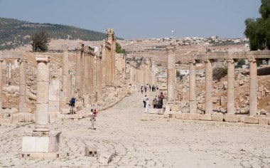 JERASH, JORDAN, 23 Ekim 2009: Ürdün 'ün ortadoğu Asya kentindeki Jerash antik kentinde Roma Plaza antik kalıntıları