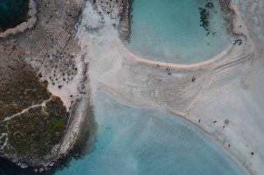 Kışın boş kumsalın sahil şeridine insansız hava aracı görüntüsü. Yaz tatili. Nissi plaj körfezi Ayia Napa, Kıbrıs