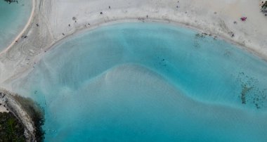 Kışın boş kumsalın sahil şeridine insansız hava aracı görüntüsü. Yaz tatili. Nissi plaj körfezi Ayia Napa, Kıbrıs