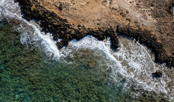Drone Antenne Van Rotsachtige Zeekust Met Transparant Turquoise Water Zeegezicht — Stockfoto