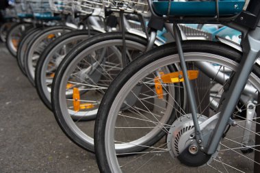 Kiralık bisikletler dışarıda park edilmiş. Ulaşımı paylaşın, çevre dostu şehir.