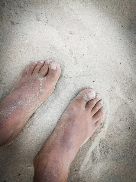 砂のビーチで裸の男性の足 海岸で休暇中の人 — ストック写真